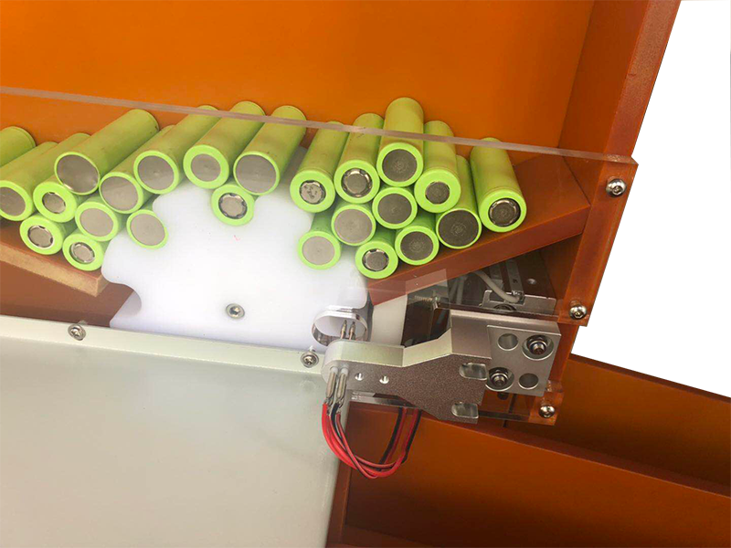 Automatische Sortiermaschine mit 5 Kanälen für zylindrische Batterien für Lithiumbatterien
 